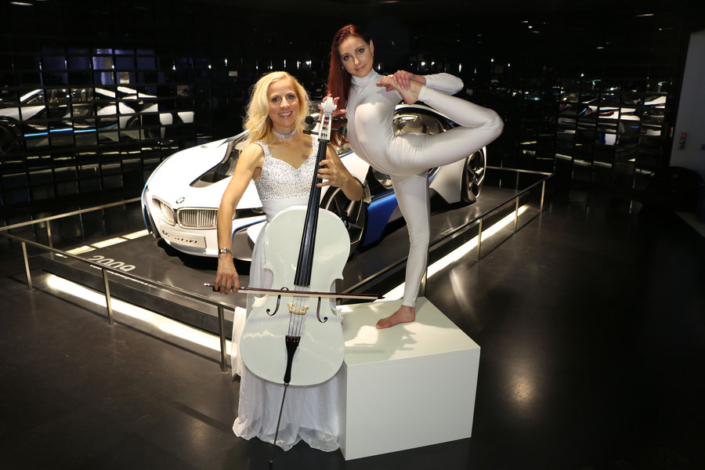 Cellea – weisses Cello und Akrobatik Duo Cellea – weisses Cello und Akrobatik Duo
