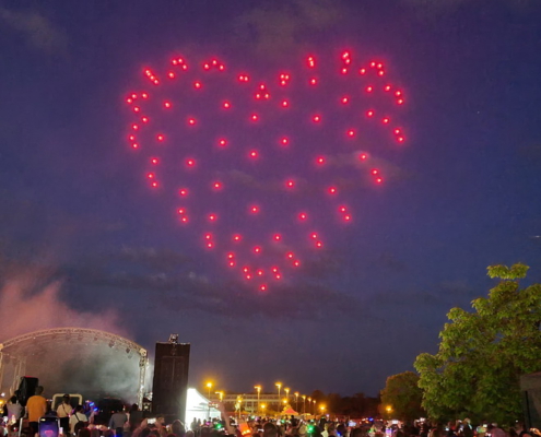 Drohnen Show buchen - 3D Herz Drohnen Show der Extra Klasse - Flugroboter bilden am nächtlichen Himmel ein Herz, rot leuchtend in dreidimensionaler Optik