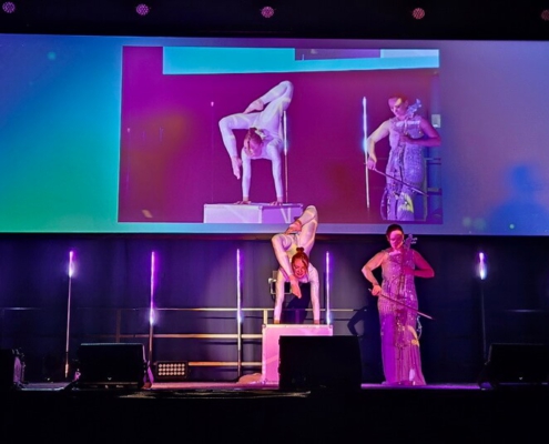 Kontorsionistin mit Cellistin Kontorsionistin buchen für Event, Galadinner, Veranstaltung, Sportevent, Feier