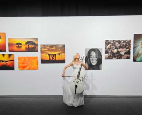 Cellistin bei einer Vernissage Cellist buchen für Gästeempfang, Event, Messe, Hochzeitsfeier, Veranstaltung