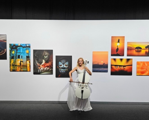 Cellistin spielt beim Gästeempfang Cellistin buchen für Gästeempfang, Gala, Messe, Hochzeitsfeier, Veranstaltung