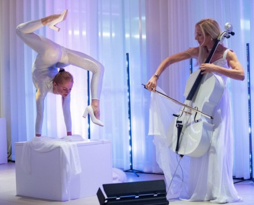 Cellistin mit Akrobatin