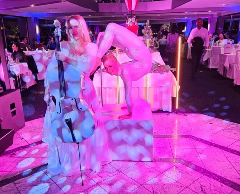 Cellistin und Handstand Akrobatin Cellist buchen Gästeempfang, Event, Gala, Veranstaltung, Hochzeit, Preisverleihung