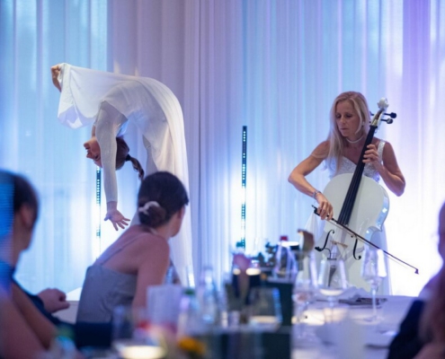 Cellist und Akrobatin bei Galadinner Cellist buchen für Firmenevent, Produktpräsentation, Galadinner, Veranstaltung