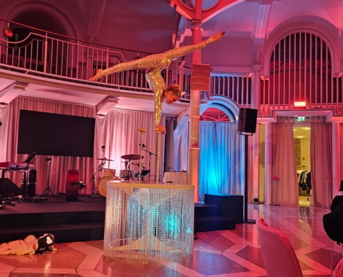 Handstand Künstlerin buchen für Event, Werbung, Videodreh, Veranstaltung, Stadtfest