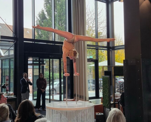 Handstand Artistin buchen für Event, Werbung, Videodreh, Veranstaltung, Stadtfest