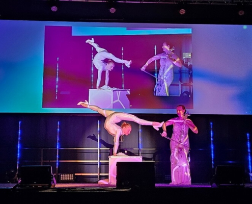 Handstand Artistin mit Cellistin Handstand-Artistin buchen für Firmenevent, Feier, Veranstaltung, Gala, Sportevent