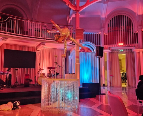 Handstand Artistin buchen für Firmenevent, Feier, Veranstaltung, Gala, Sportevent