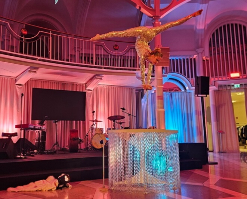 Handstand Akrobatin buchen für Firmenevent, Hochzeit, Galadinner, Veranstaltung, Weihnachtsfeier