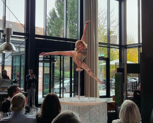 Handstandakrobatik buchen für Firmenfeier, Produktpräsentation, Galadinner, Veranstaltung, Sportevent