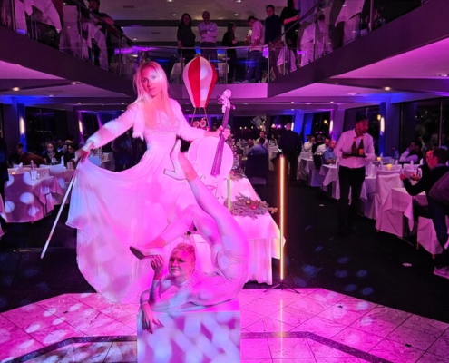 Kontorsionistin und Cellistin bei Firmenevent Kontorsionistin buchen für Firmenevent, Galadinner, Veranstaltung, Weihnachtsfeier