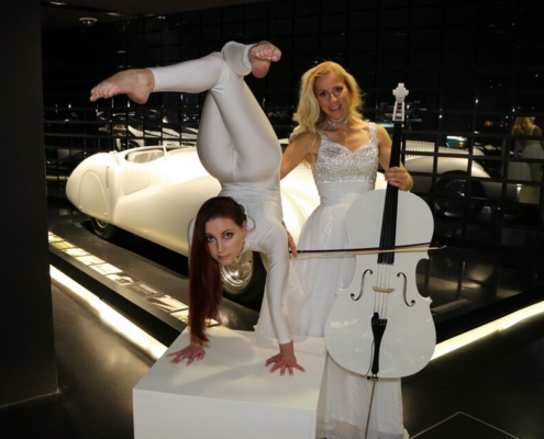 Kontorsions Artistin mit Cellistin Kontorsionistin buchen für Firmenfeier, Produktpräsentation, Galadinner, Veranstaltung