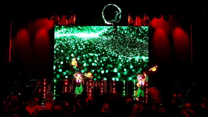 LED-Ring-Akrobatik buchen Firmenfeier, Lichtfest, Weihnachtsfeier, Messe, Kongress